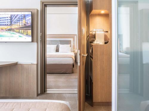 Dos habitaciones comunicadas para no fumadores con cama queen size y sofá cama del hotel Novotel Lugano Paradiso. Foto 1