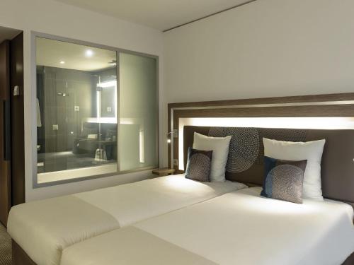 Dos habitaciones comunicadas para no fumadores con cama queen size y sofá cama del hotel Novotel Lugano Paradiso. Foto 2