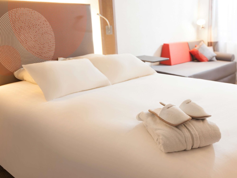 Habitación Executive Ticino: para no fumadores y con cama doble y sofá cama en estilo local del hotel Novotel Lugano Paradiso. Foto 5