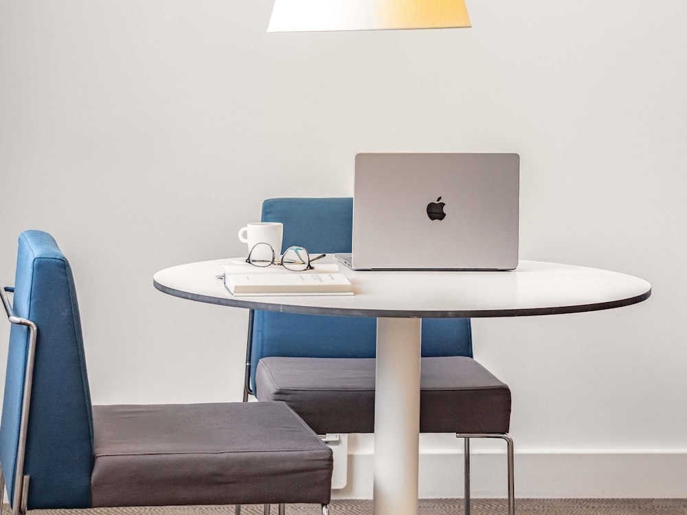 Suite con una cama king size y sofá cama del hotel Novotel Lugano Paradiso. Foto 7