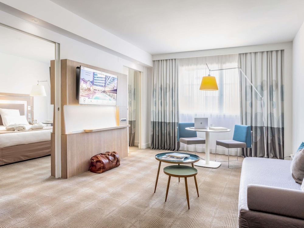 Suite con una cama king size y sofá cama del hotel Novotel Lugano Paradiso. Foto 10