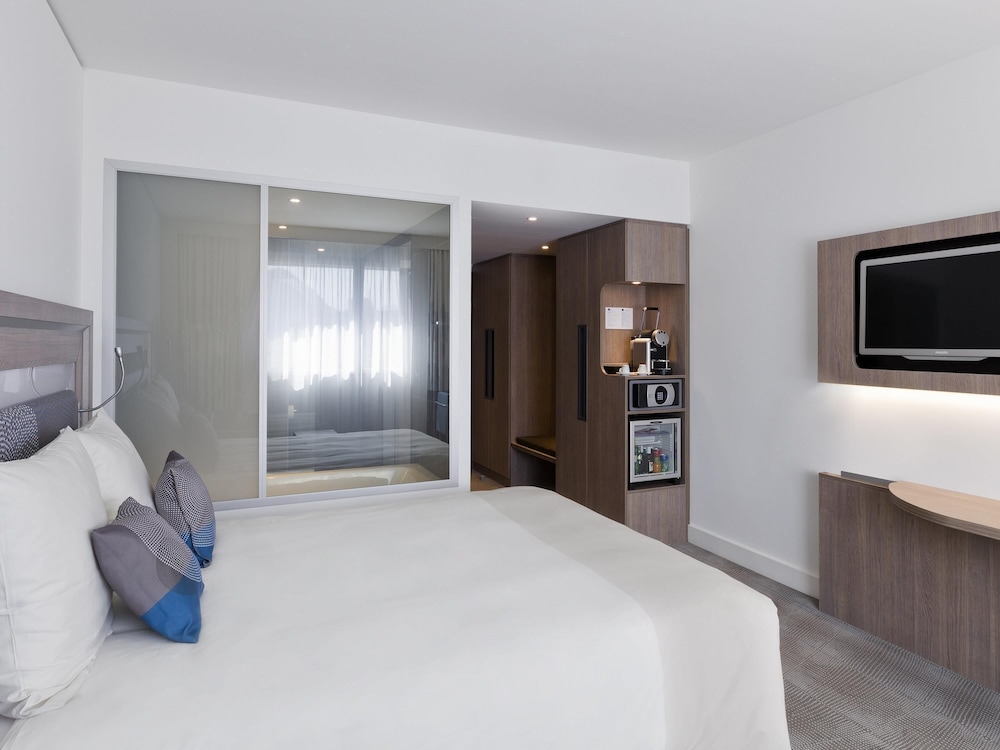 Habitación de categoría superior con una cama doble para huéspedes con limitaciones físicas del hotel Novotel Lugano Paradiso. Foto 1