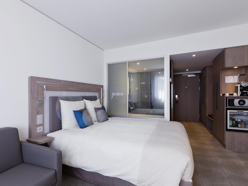 Habitación de categoría superior con una cama doble para huéspedes con limitaciones físicas del hotel Novotel Lugano Paradiso. Foto 2