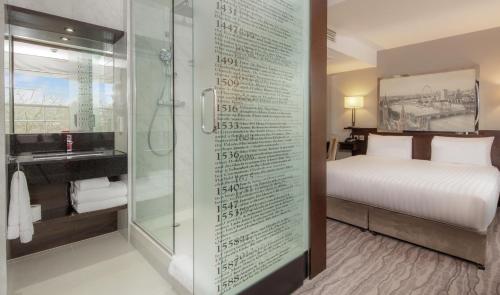 Habitación con cama extragrande del hotel Doubletree By Hilton London - Greenwich. Foto 1