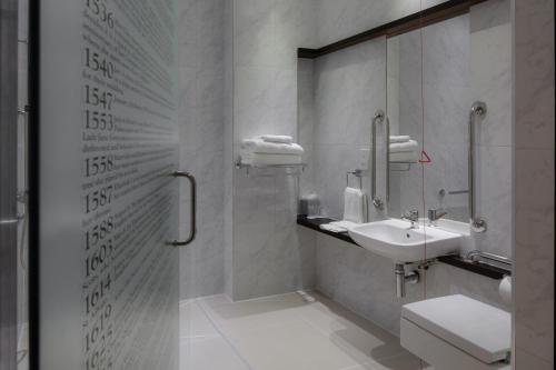 Habitación Doble adaptada para personas de movilidad reducida - 2 camas del hotel Doubletree By Hilton London - Greenwich. Foto 4