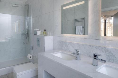 Deluxe Family Queen Room with Sofa Bed del hotel Doubletree By Hilton London - Greenwich. Foto 11