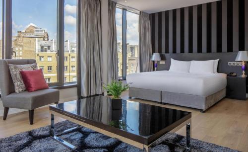Deluxe Family Queen Room with Sofa Bed del hotel Doubletree By Hilton London - Greenwich. Foto 12
