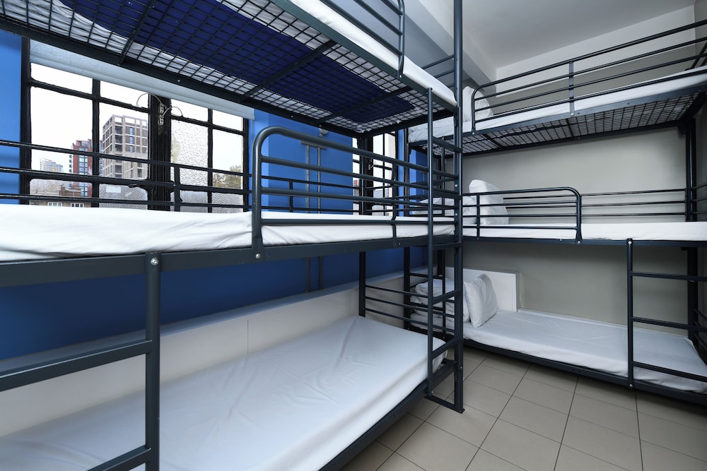 1 cama en dormitorio compartido mixto de 6, baño compartido del hotel RestUp London. Foto 5