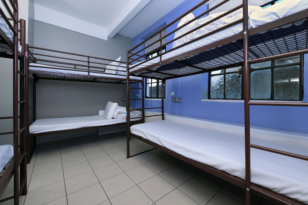 1 cama en dormitorio compartido mixto de 6, baño compartido del hotel RestUp London. Foto 6