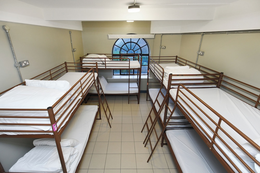 1 cama en dormitorio compartido mixto de 8, baño compartido del hotel RestUp London. Foto 1
