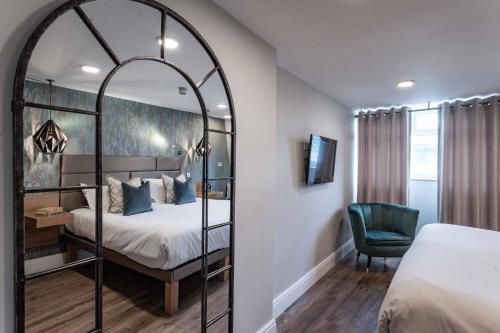 Habitación Doble Deluxe con cama supletoria del hotel The Jade. Foto 4