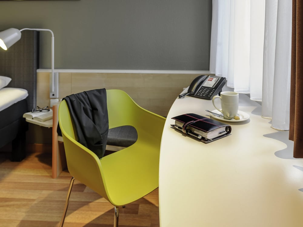Habitación estándar con 2 camas individuales del hotel Ibis Bremen City. Foto 5