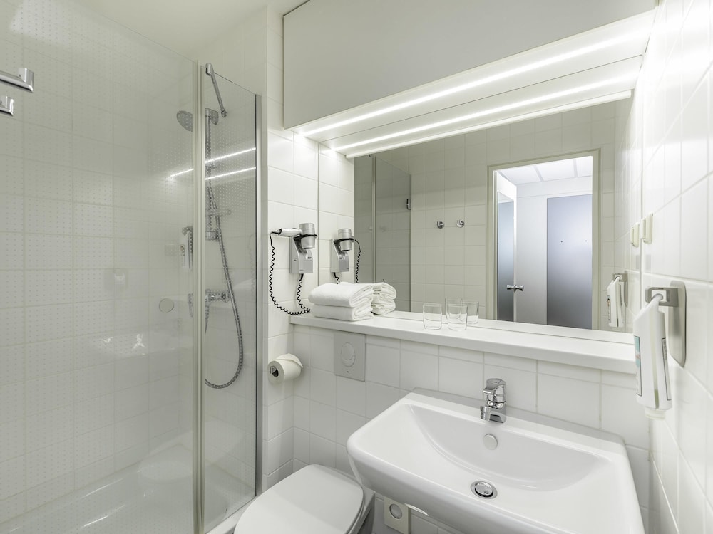 Habitación estándar con 2 camas individuales del hotel Ibis Bremen City. Foto 1
