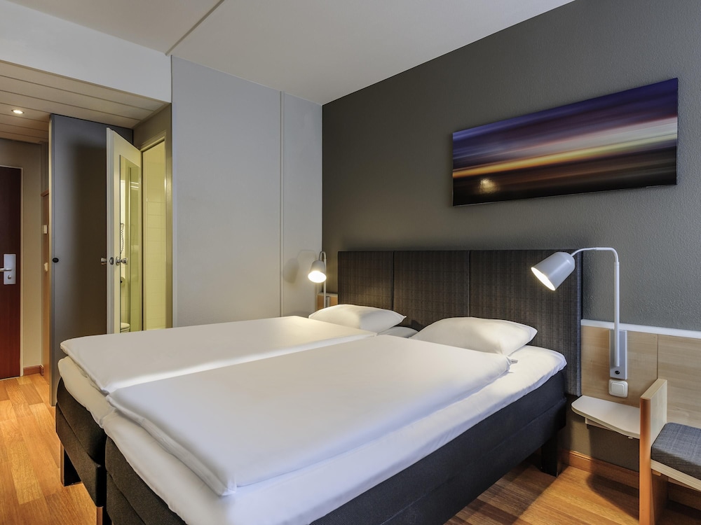 Habitación estándar con 2 camas individuales del hotel Ibis Bremen City. Foto 2
