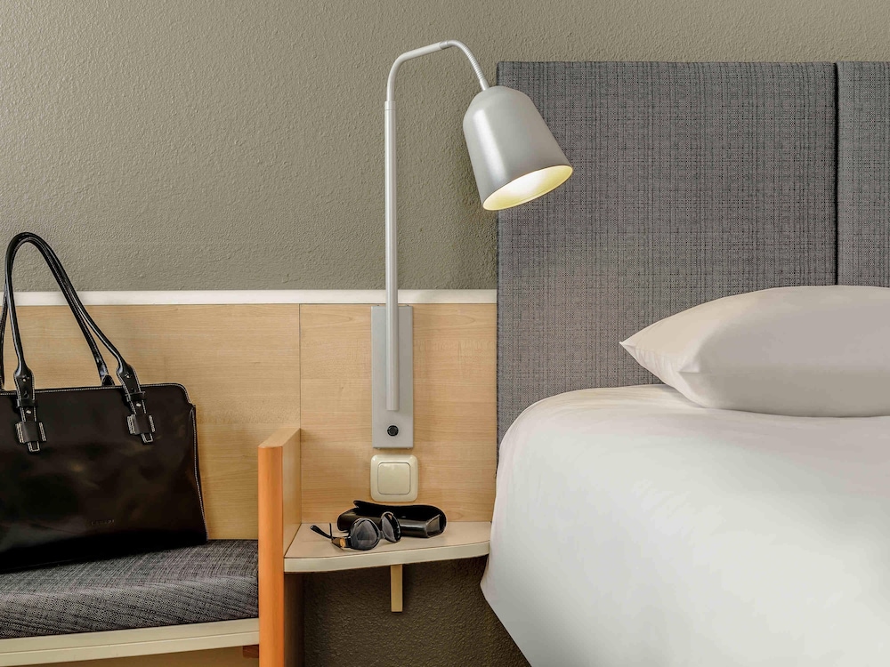 Habitación estándar con 2 camas individuales del hotel Ibis Bremen City. Foto 3