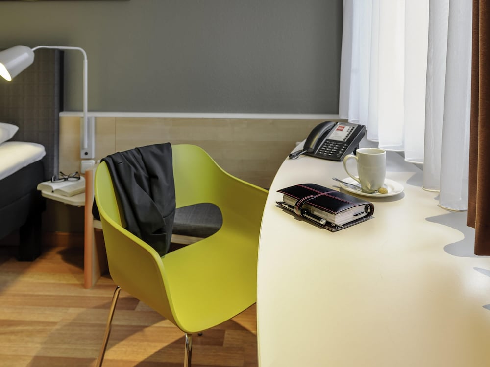 Habitación estándar con 2 camas individuales del hotel Ibis Bremen City. Foto 4