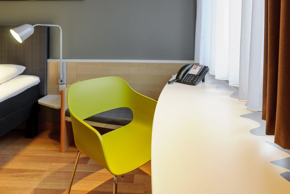 Habitación estándar con 2 camas individuales del hotel Ibis Bremen City. Foto 7