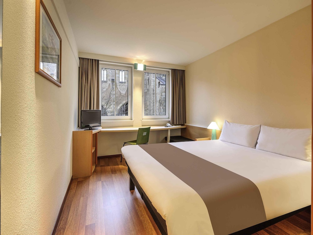 Habitación tipo estudio con cama doble de 160 x 200 cm con un innovador concepto de descanso del hotel Ibis Erfurt Altstadt
