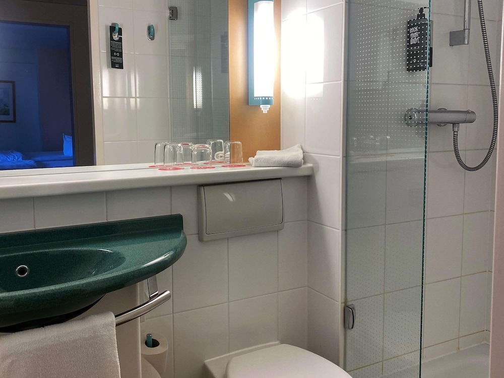 Habitación tipo estudio con cama doble de 160 x 200 cm con un innovador concepto de descanso del hotel Ibis Erfurt Altstadt. Foto 1