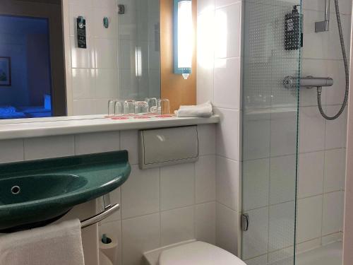 Habitación tipo estudio con cama supletoria del hotel Ibis Erfurt Altstadt. Foto 1