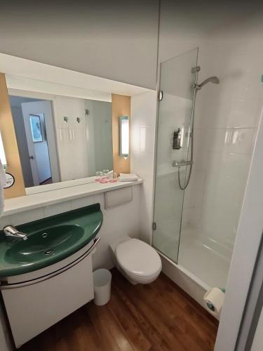 Habitación tipo estudio con cama supletoria del hotel Ibis Erfurt Altstadt. Foto 5