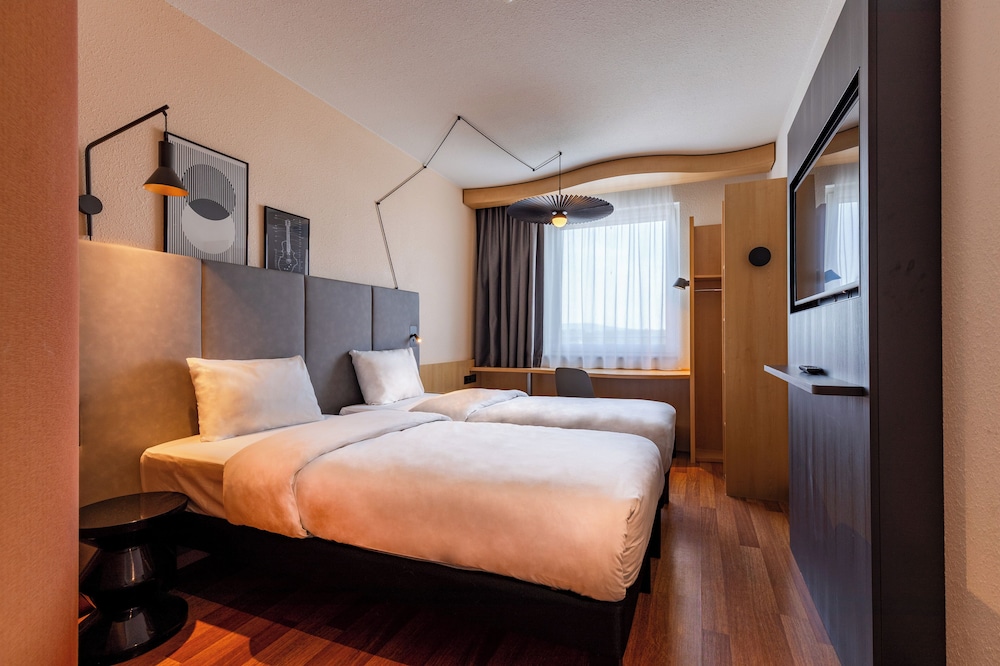 Habitación estándar con 2 camas individuales del hotel Ibis Friedrichshafen Airport Messe. Foto 1
