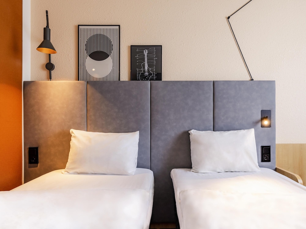 Habitación estándar con 2 camas individuales del hotel Ibis Friedrichshafen Airport Messe. Foto 2
