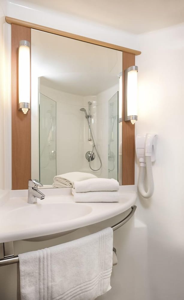 Habitación estándar con 2 camas individuales del hotel Ibis Friedrichshafen Airport Messe. Foto 5