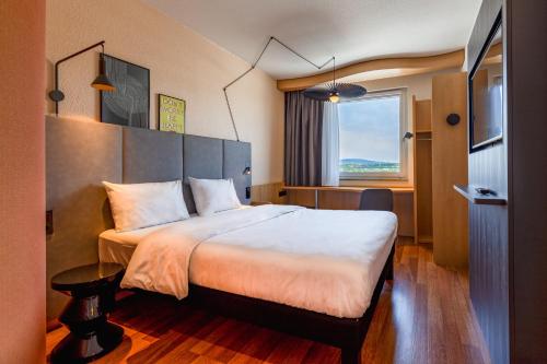 Habitación Estándar con 1 cama doble del hotel Ibis Friedrichshafen Airport Messe. Foto 7