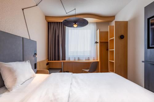 Habitación Estándar con 1 cama doble del hotel Ibis Friedrichshafen Airport Messe. Foto 8