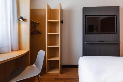 Habitación Estándar con 1 cama doble del hotel Ibis Friedrichshafen Airport Messe. Foto 9