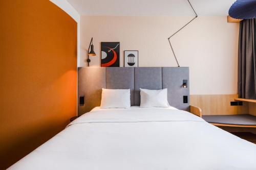 Habitación Estándar con 1 cama doble del hotel Ibis Friedrichshafen Airport Messe. Foto 10