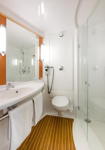 Habitación Estándar con 1 cama doble del hotel Ibis Friedrichshafen Airport Messe. Foto 11