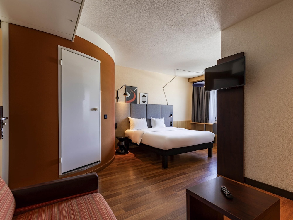 Habitación con cama doble y sofá del hotel Ibis Friedrichshafen Airport Messe. Foto 2