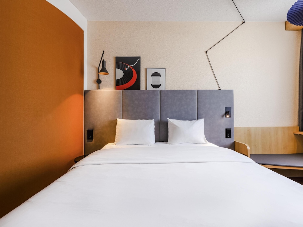 Habitación con cama doble y sofá del hotel Ibis Friedrichshafen Airport Messe. Foto 4