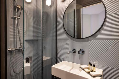 Habitación Individual Clásica Stripe del hotel Paris Art Quartier Latin By Malone. Foto 8