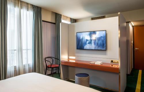 Habitación Doble Deluxe del hotel Hôtel du Rond-Point des Champs-Élysées. Foto 2