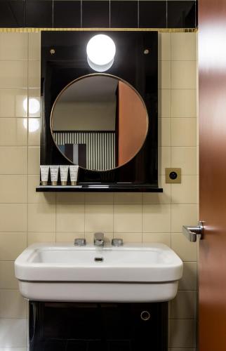 Habitación Doble Deluxe del hotel Hôtel du Rond-Point des Champs-Élysées. Foto 4