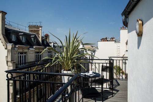 Habitación Doble Deluxe con terraza del hotel Hôtel du Rond-Point des Champs-Élysées. Foto 1