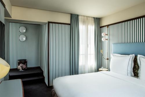 Habitación Doble Deluxe con terraza del hotel Hôtel du Rond-Point des Champs-Élysées. Foto 2