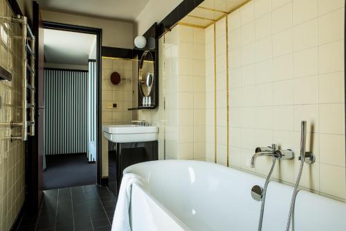 Habitación Doble Deluxe con terraza del hotel Hôtel du Rond-Point des Champs-Élysées. Foto 4