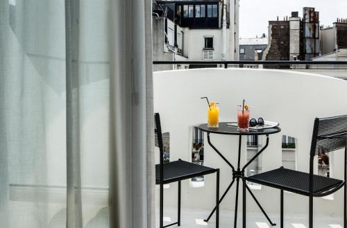 Habitación Doble Deluxe con terraza del hotel Hôtel du Rond-Point des Champs-Élysées. Foto 6