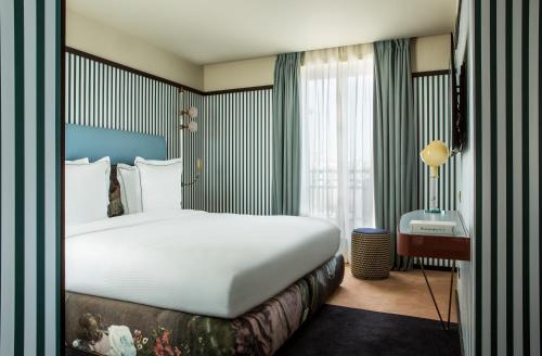 Habitación Doble Deluxe con terraza del hotel Hôtel du Rond-Point des Champs-Élysées. Foto 7