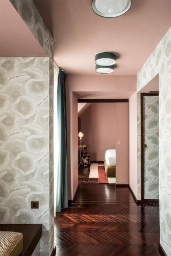 Suite con balcón del hotel Hôtel du Rond-Point des Champs-Élysées. Foto 6
