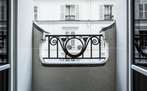 Suite con balcón del hotel Hôtel du Rond-Point des Champs-Élysées. Foto 9