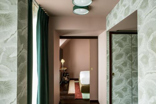 Suite con balcón del hotel Hôtel du Rond-Point des Champs-Élysées. Foto 10
