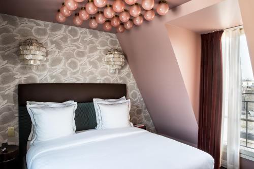 Suite de París del hotel Hôtel du Rond-Point des Champs-Élysées. Foto 1