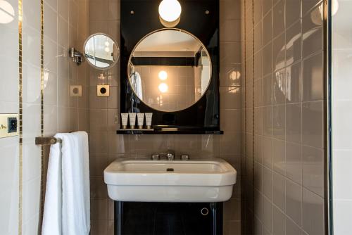 Suite de París del hotel Hôtel du Rond-Point des Champs-Élysées. Foto 4