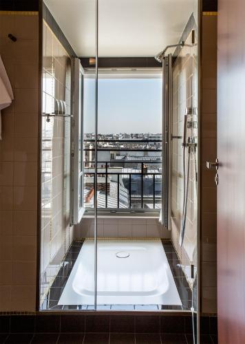 Suite de París del hotel Hôtel du Rond-Point des Champs-Élysées. Foto 5