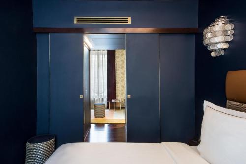 Suite Familiar del hotel Hôtel du Rond-Point des Champs-Élysées. Foto 2